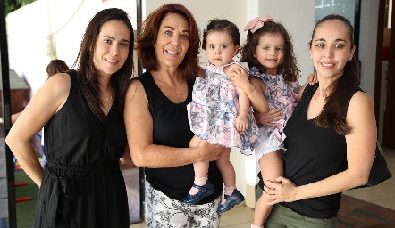 Sofía Estrada, Lourdes Alcalde, Lucila, Renata e Isabela Estrada.