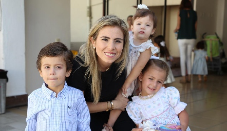 Claudia Anaya de Ruiz con sus hijos Mau, Victoria y Roberta.