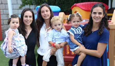  Sofía Estrada, Alejandra Díaz Infante y Mariana Vivanco con sus hijos Lucila, Juan Carlos y Carola.