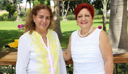  Martha Acevedo y Adela Martínez .