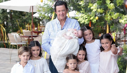  Carlos López con todos sus nietos.