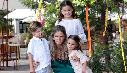  María José López con sus hijos.