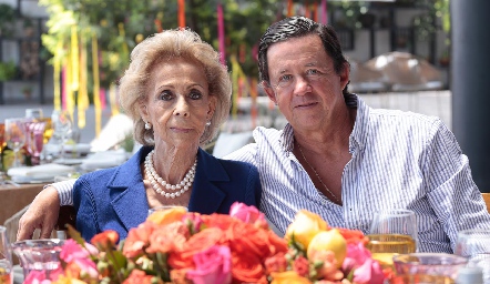  Concha Medina de López con su hijo Carlos López.