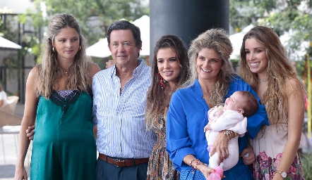  Carlos López con sus hijas María José, Sofía, Lu y Ana Paula y su nieta Sofía.