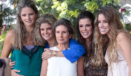  Lourdes Herrera de López con sus hijas, María José, Lu, Sofía y Ana Paula.