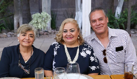 Madel Carrera, Silvia Carrera y Aldo García.