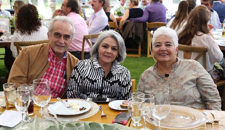 Víctor Mayagoitia, Magda y Molly Carrera.