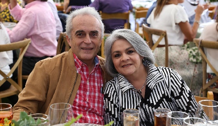  Víctor Mayagoitia y Magda Carrera.