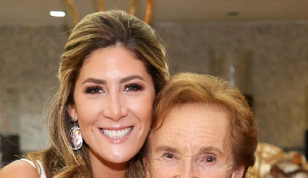 Martha de la Rosa con su abuela Ana María Carpizo de De la Rosa.