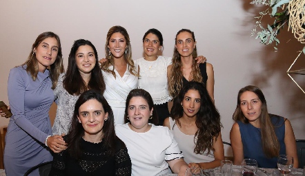  Martha de la Rosa con sus amigas.
