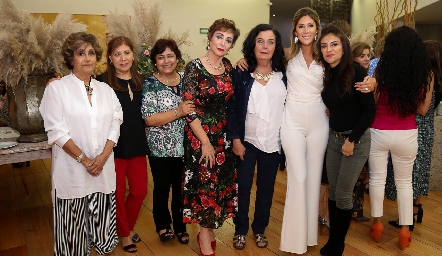  Martha de la Rosa con la familia de su novio.
