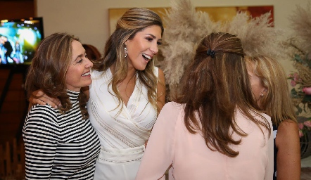  Martha de la Rosa con las hermanas Gaviño.
