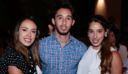  José con su hermanas, Paola y MarijóAscanio.