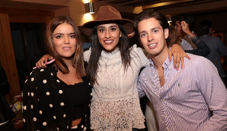  Carlota de la Garza, Ximena Abud y Checo Bedolla.