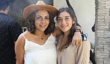  Claudia de la Rosa y Larissa Román.