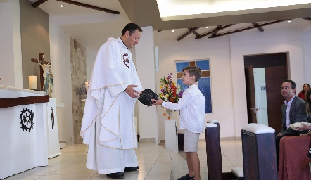  Entregando las ofrendas.