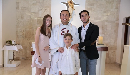  Iñaki con sus padrinos y el Padre.