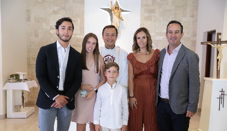  Iñaki con sus padrinos, sus papás y el Padre.