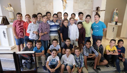  Con sus amigos.