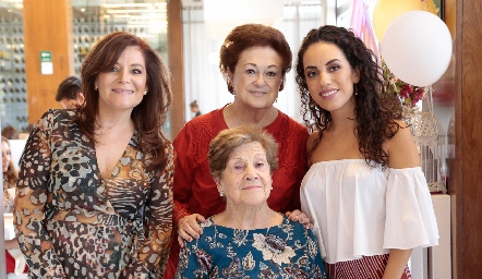  Ale con sus mamá Beatriz Rojas y sus abuelitas Tere Espinosa y Carmen Díez Gutiérrez.