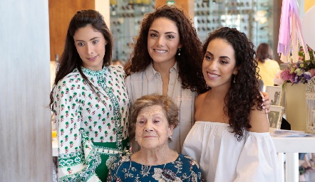 Ana Paula Rojas, Paola y Ale Zepeda con su abuelita, Carmen Díez Gutiérrez.