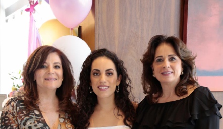  Ale con sus mamá Beatriz Rojas de Zepeda y su suegra Maru Martínez de Mahbub.