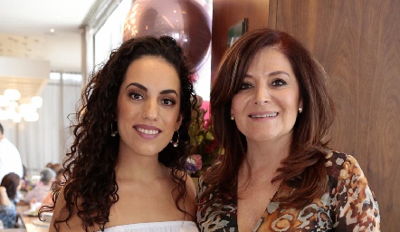  Ale con su mamá, Beatriz Rojas de Zepeda.