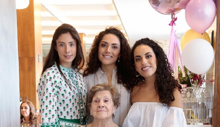  Carmen Díez Gutiérrez con sus nietas, Ana Paola Rojas, Paola y Ale Zepeda.
