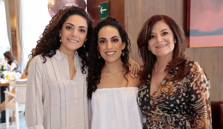  Paola y Ale Zepeda con su mamá, Beatriz Rojas.