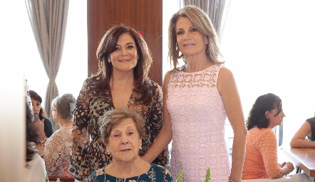Beatriz y Leticia Rojas con su mamá, Carmen Díez Gutiérrez.