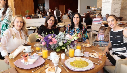 Claudia del Pozo de Mahbub, Maru Martínez de Mahbub, July Mahbub, Ángeles Labastida y Ángeles Mahbub.