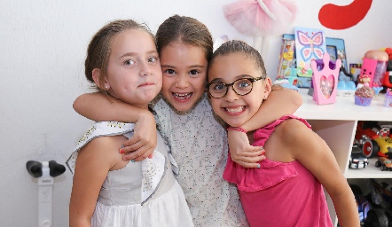  Paula, Rafaela y Ximena.
