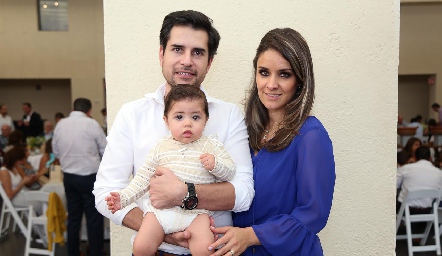  Roberto Ramírez y Mónica Leboreiro con su bebé.