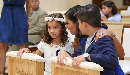  María y José Miguel con su mamá Karla Sarquis de Conde.