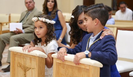  María y José Miguel con su mamá Karla Sarquis de Conde.