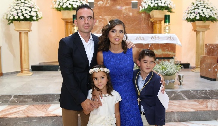  Benjamín Conde y Karla Sarquis con sus hijos José Miguel y María.
