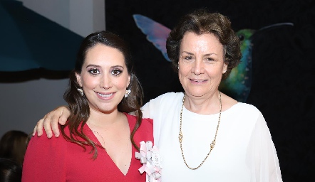Jacqueline Villalba con su suegra Martha Torres.