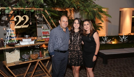  Bárbara con sus papás, Óscar González y Marisol Hernández.