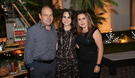 Oscar González, Bárbara y Marisol Hernández de González.
