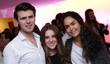  Pablo Labastida, Mariana Álvarez y Macarena Villasuso.