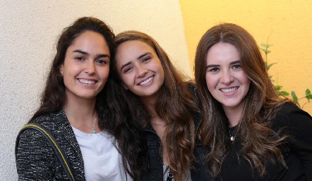  Macarena Villasuso, Lucía Del Villar y Mariana Álvarez.