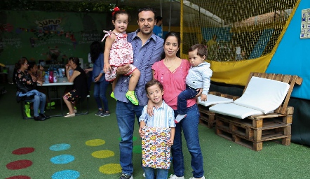  Paco del Camino y Maru Alvarado con sus hijos Regina, Paco y Santi.
