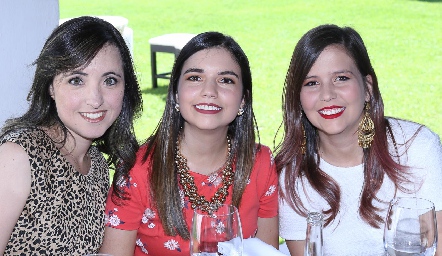  Valeria Flores, Gabriela y Lorena Espinoza.