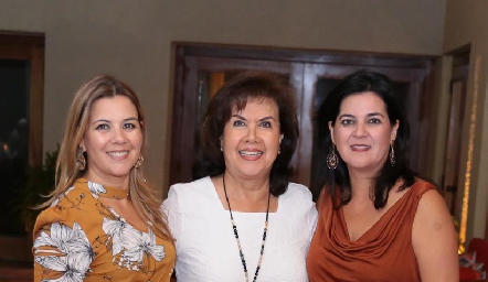 María Eugenia Plascencia con sus hijas Leticia y Cynthia Sánchez Plascencia.