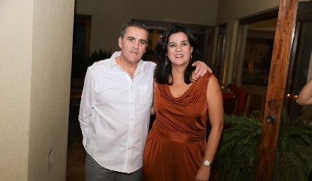  Eduardo Gómez y Cynthia Sánchez de Gómez.