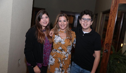 Lety Sánchez con sus hijos Daniela y Carlos Gouyonnet.