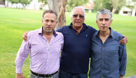  César Flores, Sergio y Sergio Godínez.