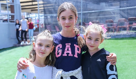  Inés y Ana Rivera con Triana Rosillo.