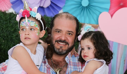  Armando Villaseñor con sus hijas Sofía y María Paula.
