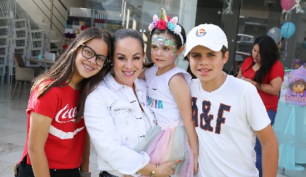  Silvia Ramón con sus hijos Montse y Julián Ortiz y su sobrina Sofía.